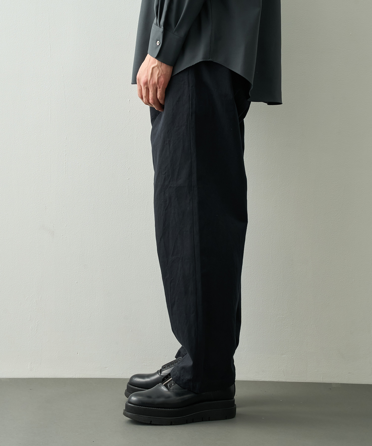 チノパンツ　ワイドテーパード YAECA