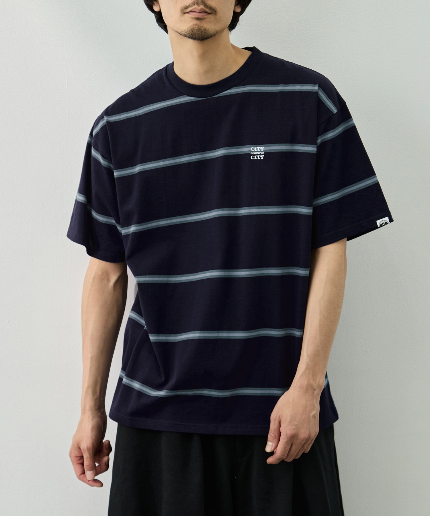 EMBROIDERD LOGO BORDER T-SHIRT CITY COUNTRY CITY