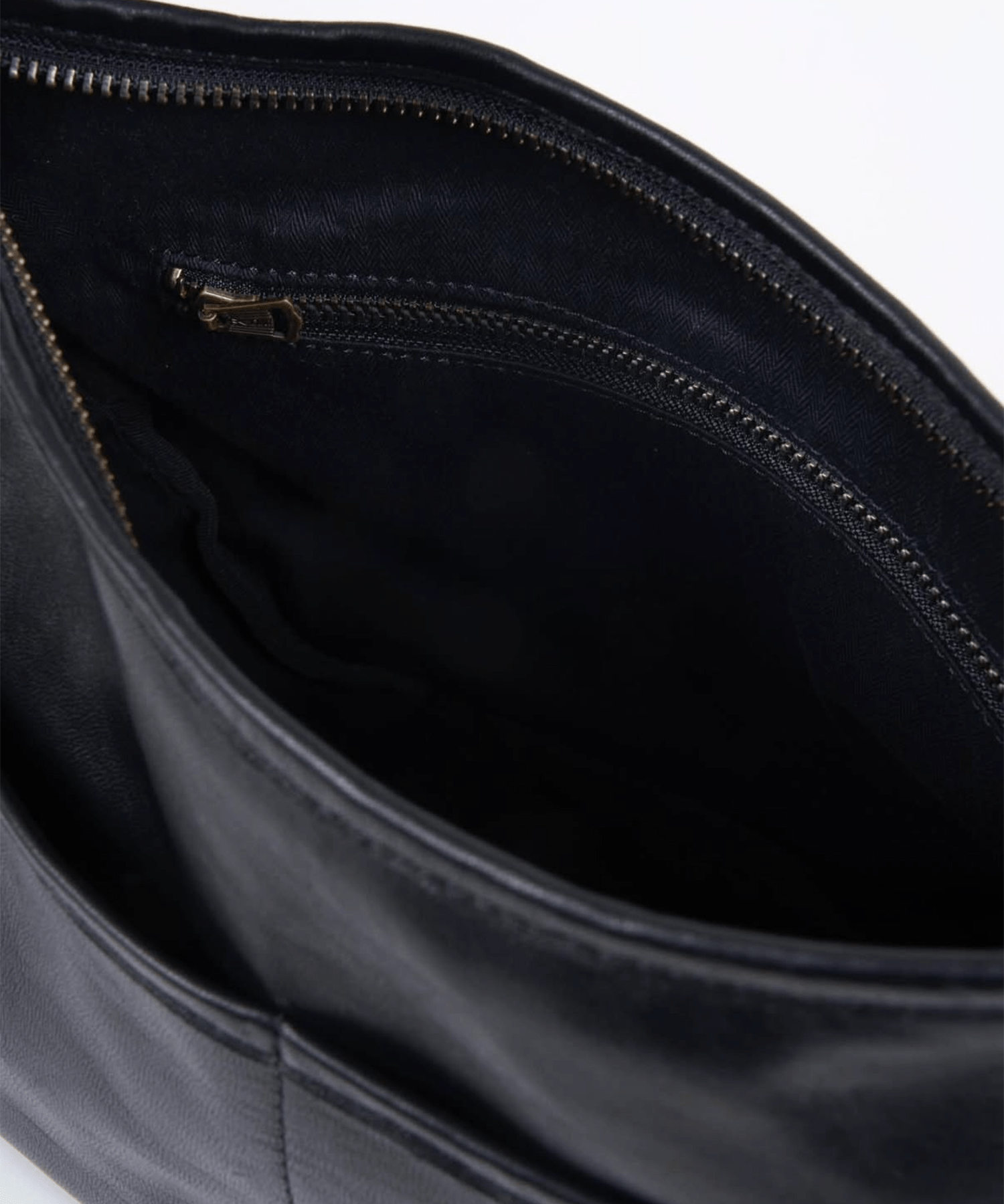 LEATHER SHOULDER BAG MASSES