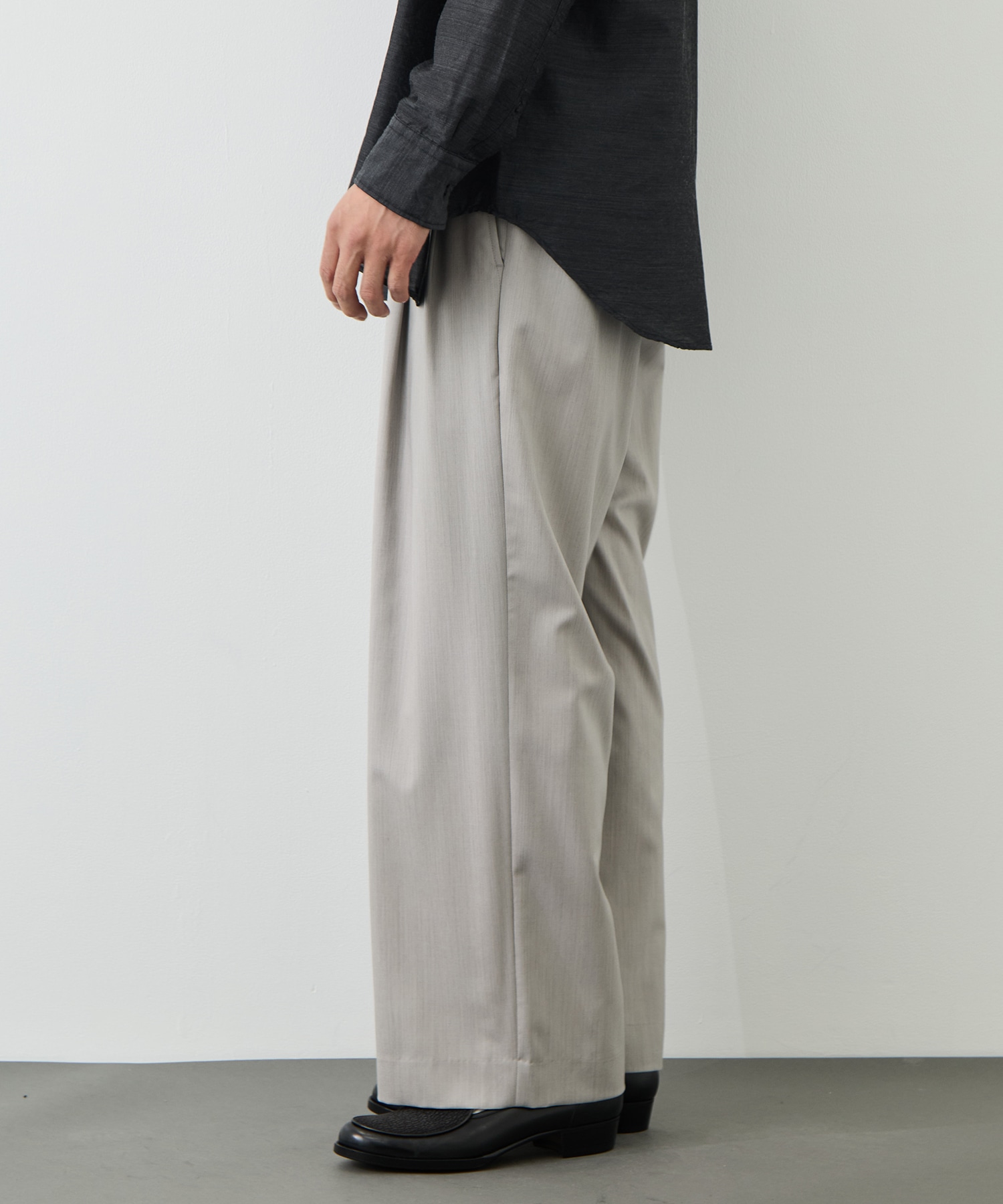 DOUBLE PLEATED MILITARY TROUSERS marka