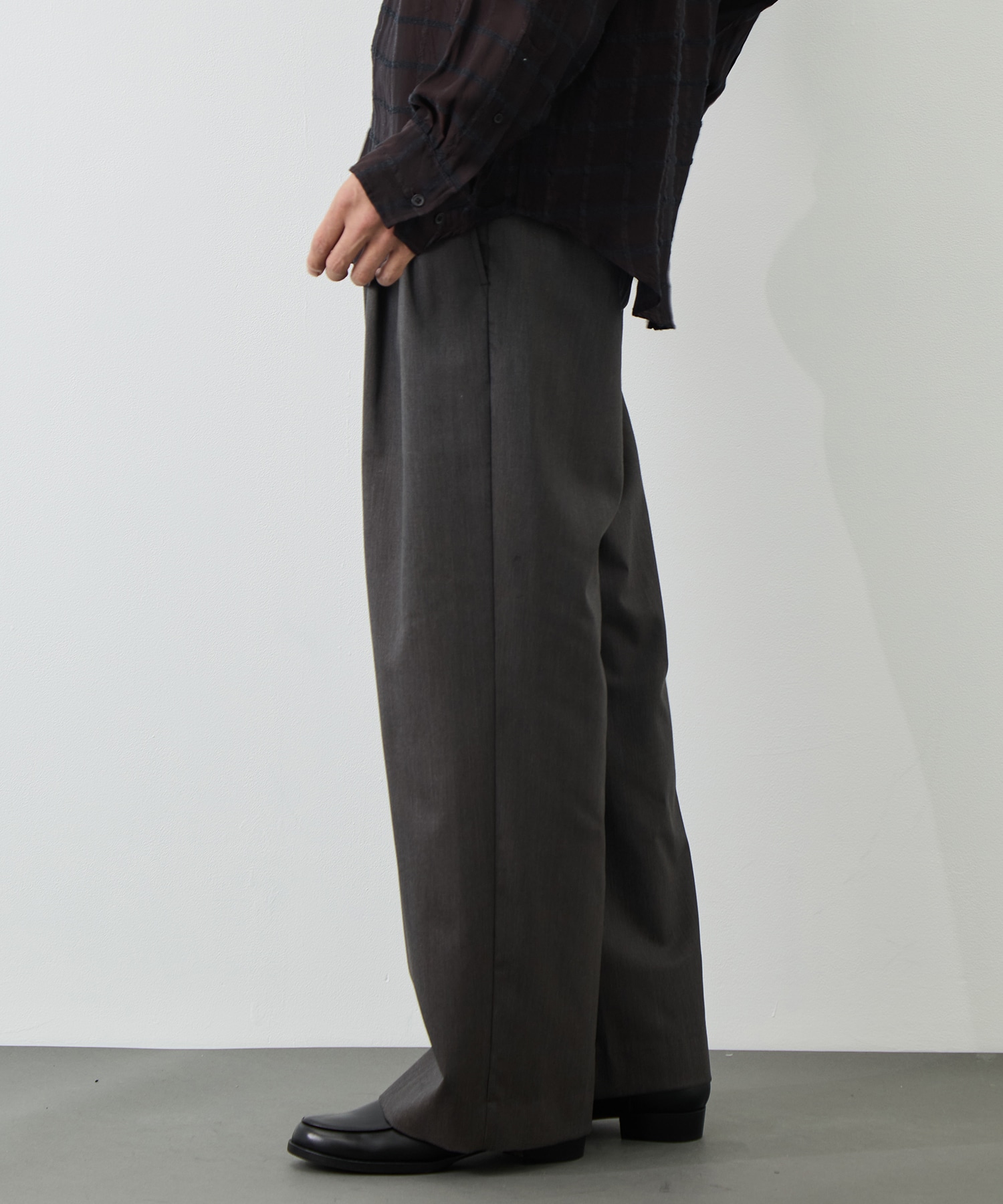 DOUBLE PLEATED MILITARY TROUSERS marka
