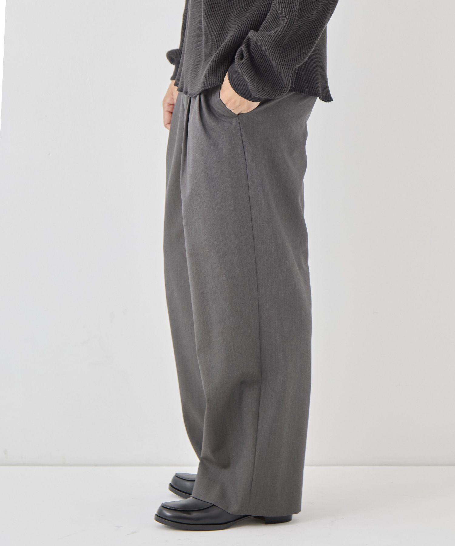 DOUBLE PLEATED MILITARY TROUSERS marka