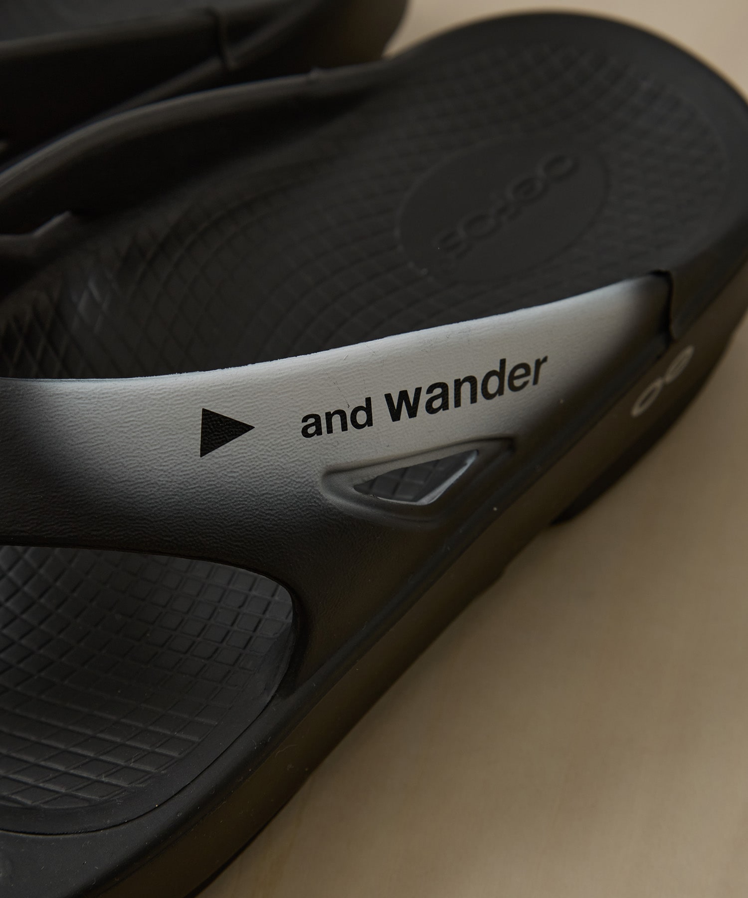 oofos aw original recovery sandal and wander