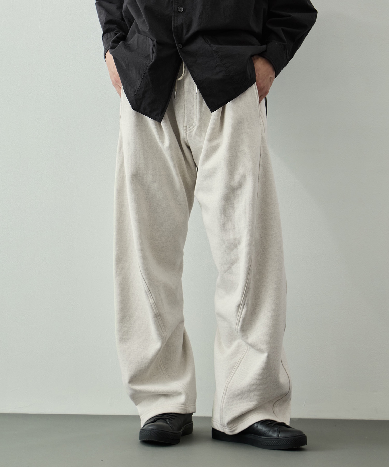 3D Cutting Sweat Pants KHOKI