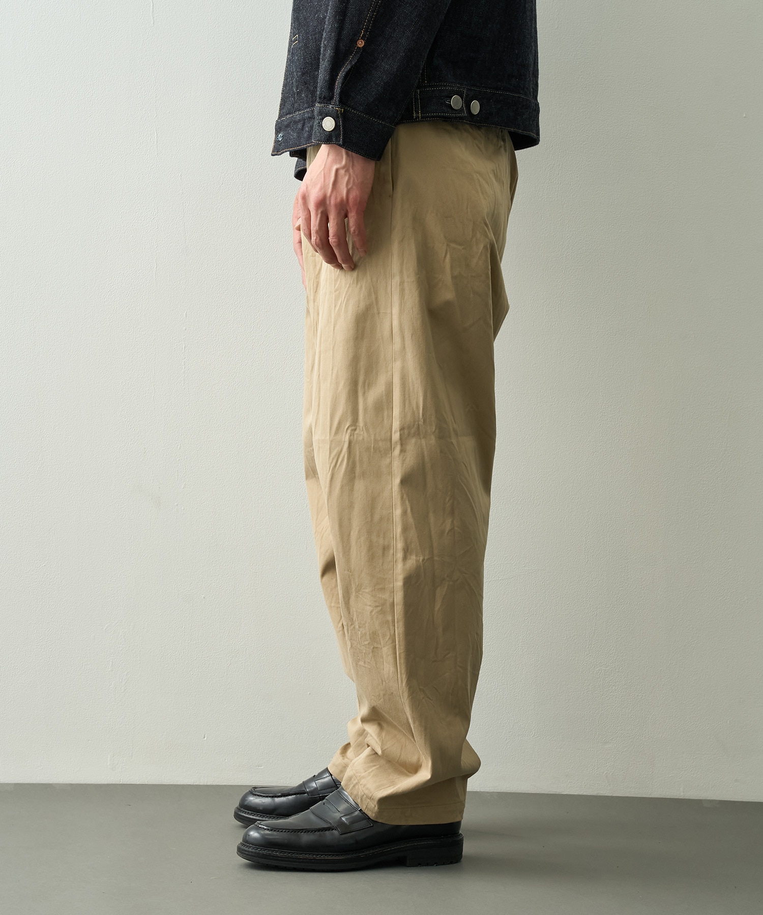 チノパンツ　ワイドテーパード YAECA