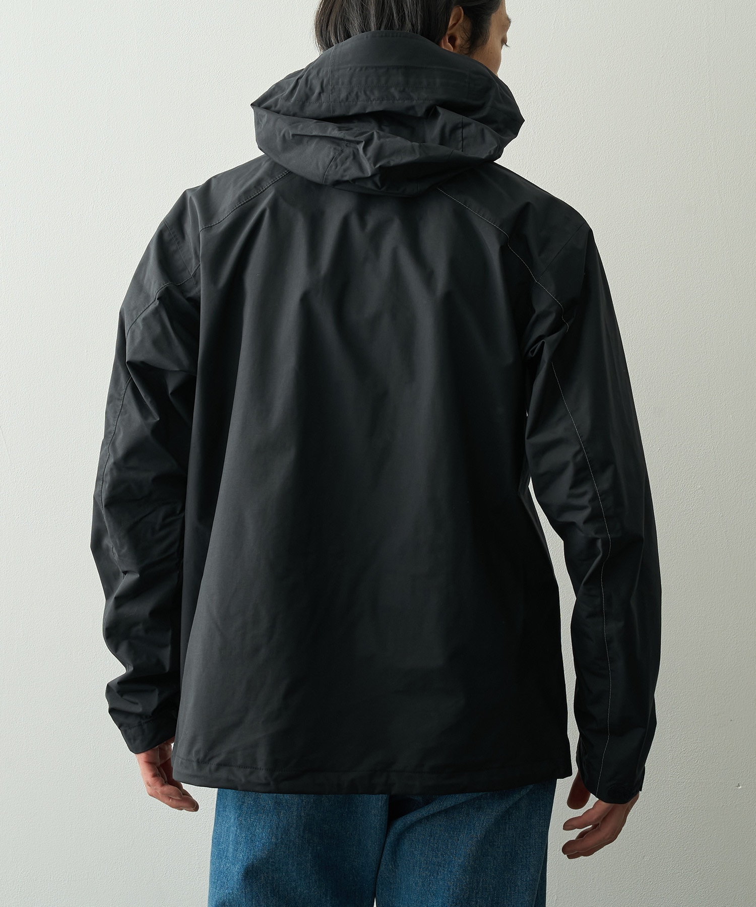 2.5L hiker rain jacket and wander