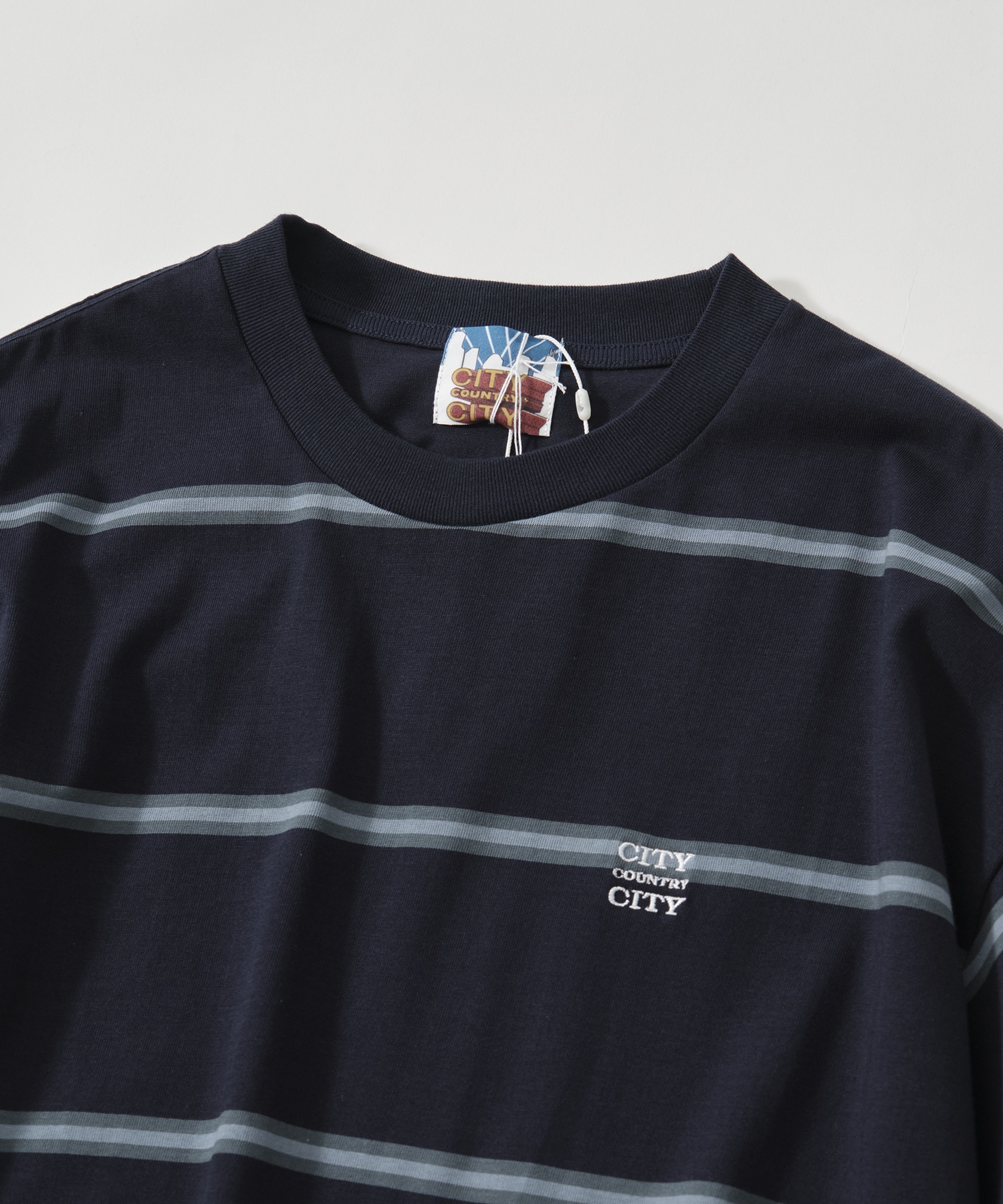 EMBROIDERD LOGO BORDER T-SHIRT CITY COUNTRY CITY