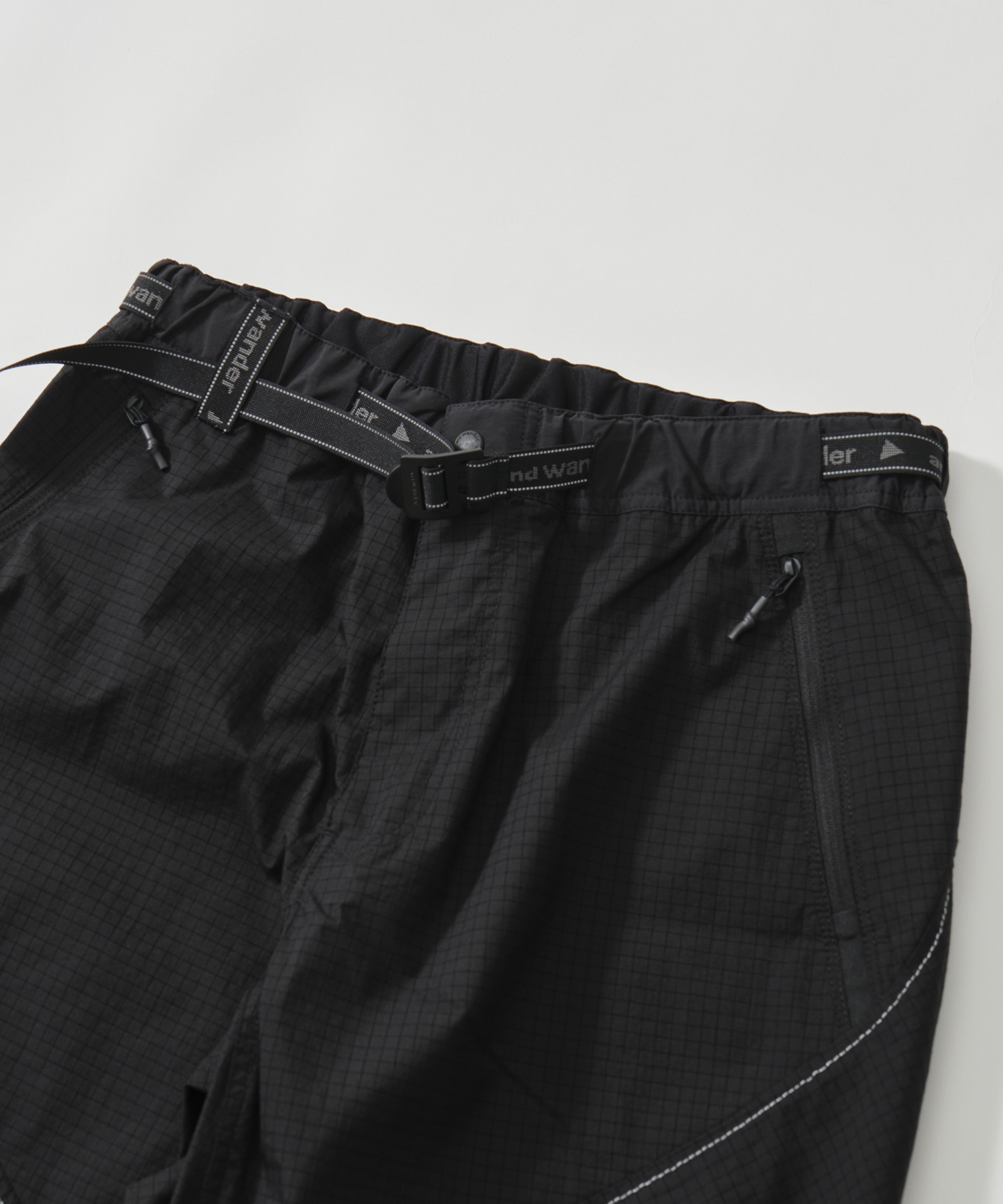 breath rip short pants and wander