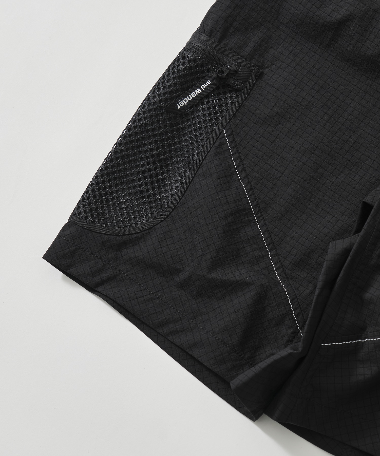 breath rip short pants and wander
