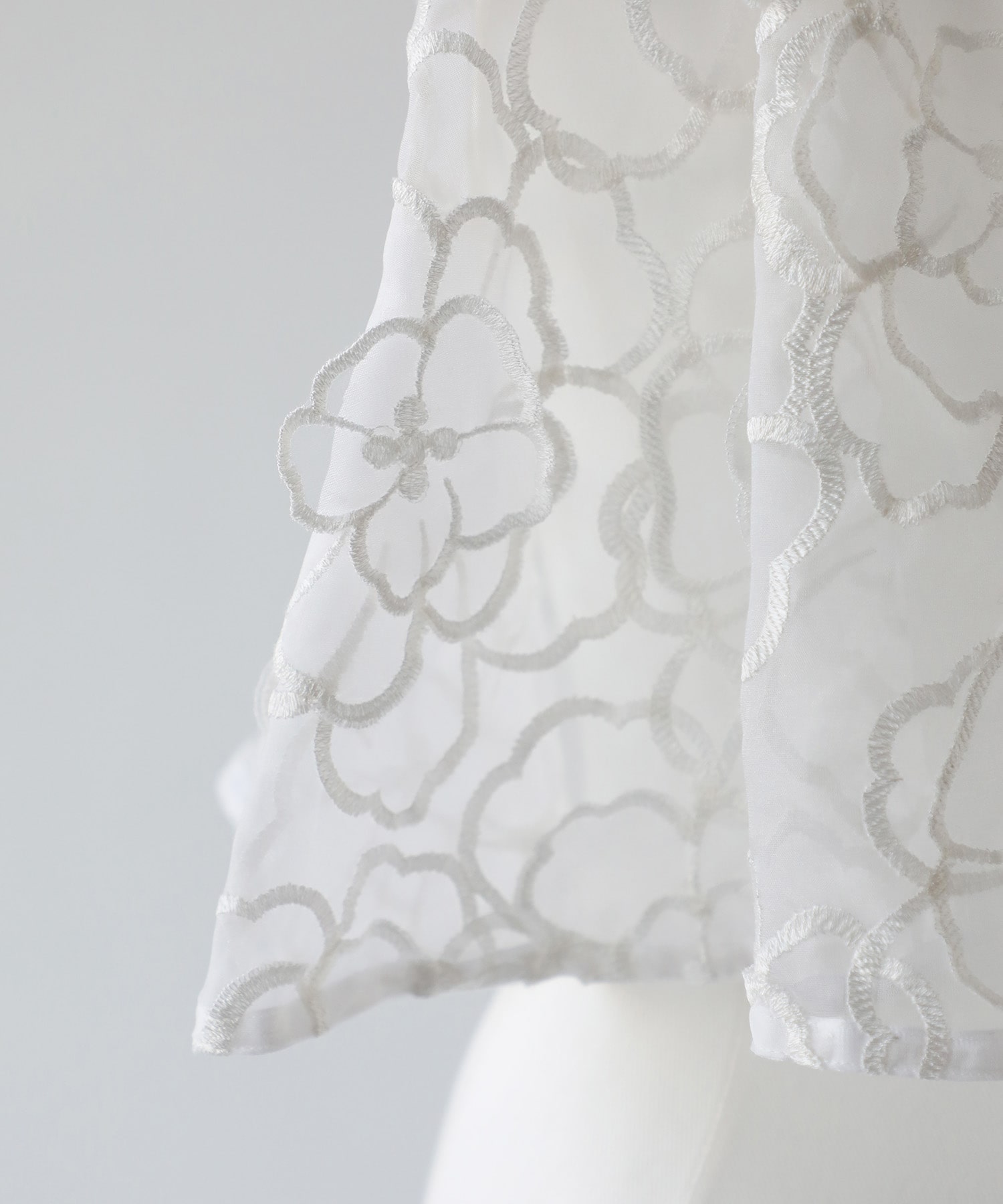FLOWER ORGANDY CIRCULAR BL TOURNON.