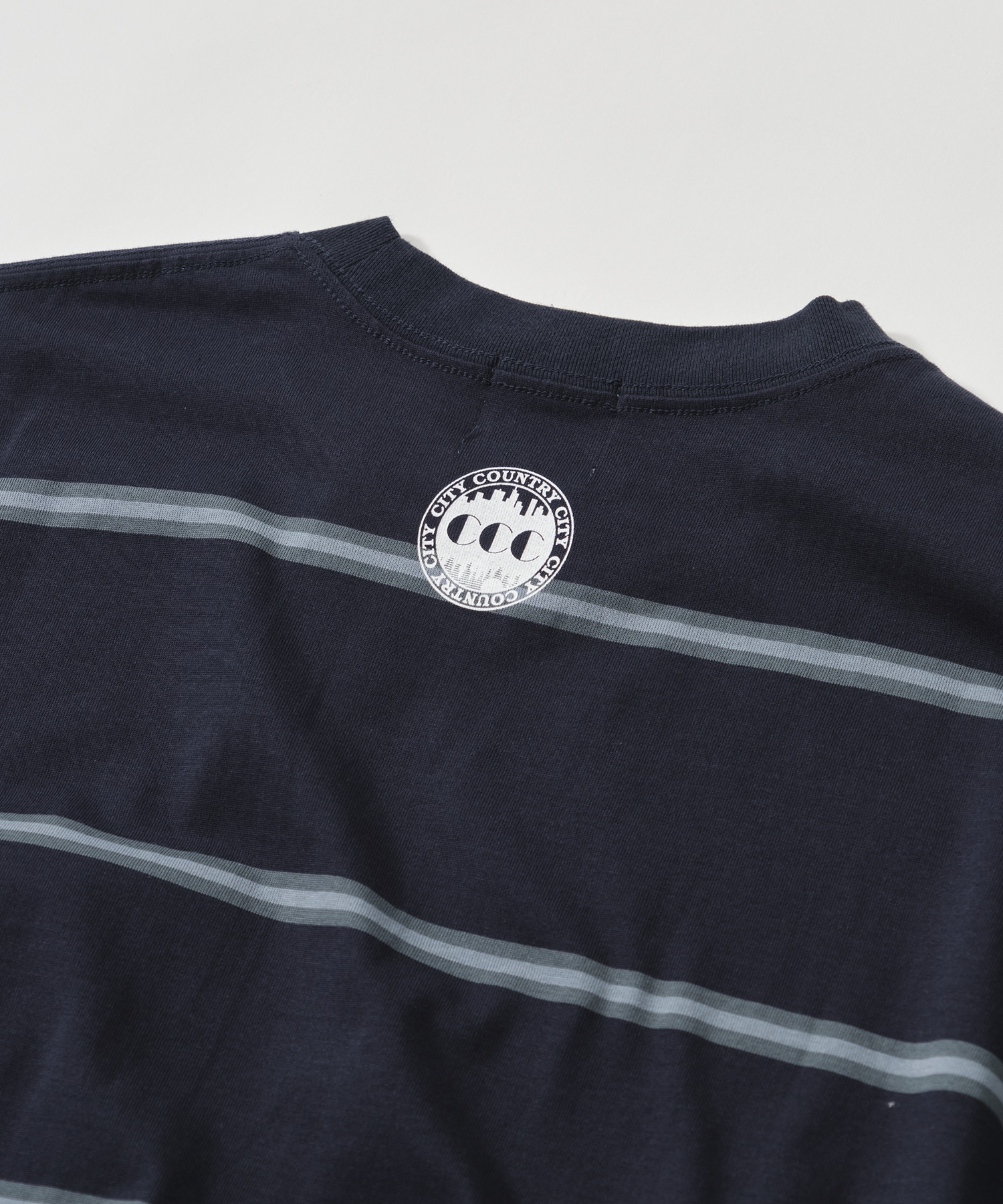 EMBROIDERD LOGO BORDER T-SHIRT CITY COUNTRY CITY