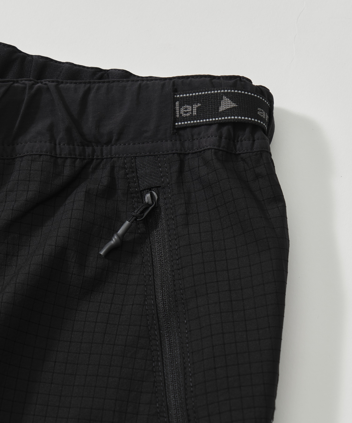 breath rip short pants and wander