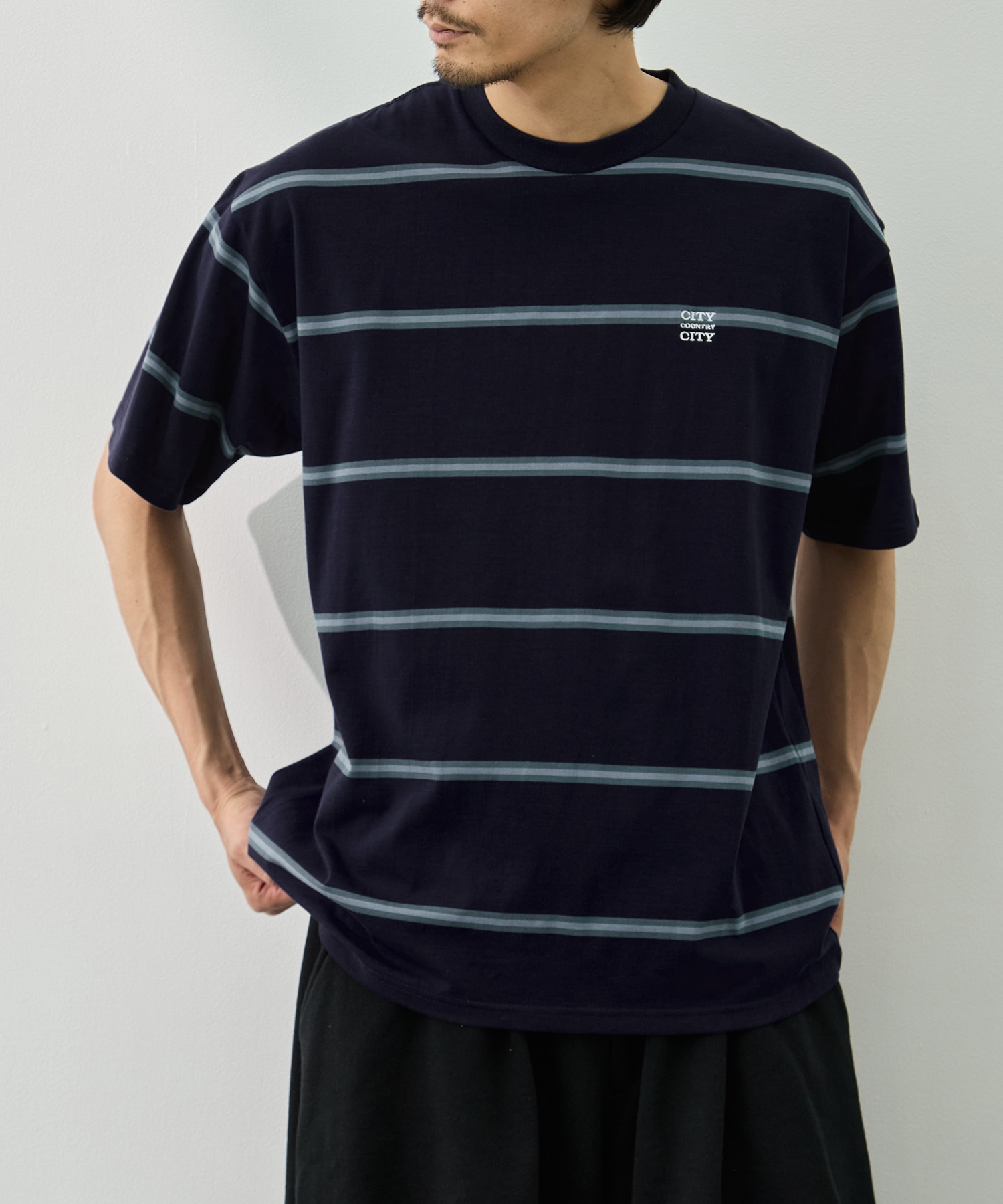 EMBROIDERD LOGO BORDER T-SHIRT