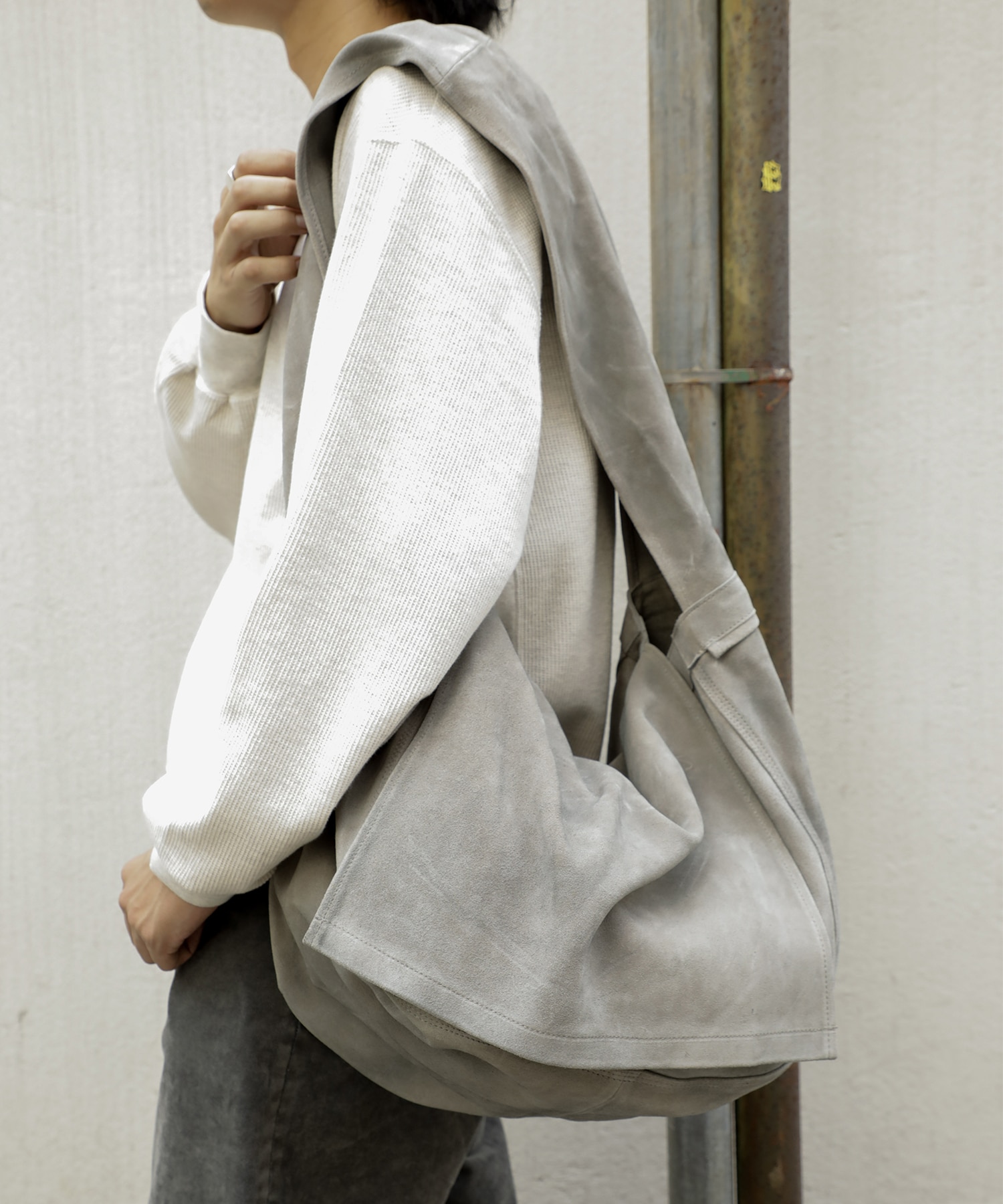 LEATHER SHOULDER BAG -Cow split leather-