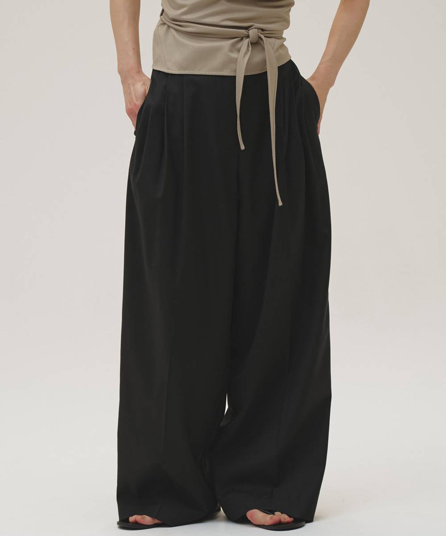 Lightweight Tuck Trousers
